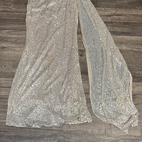 Elegant Gold Sequin One-Shoulder Dress - Picture 5 of 9